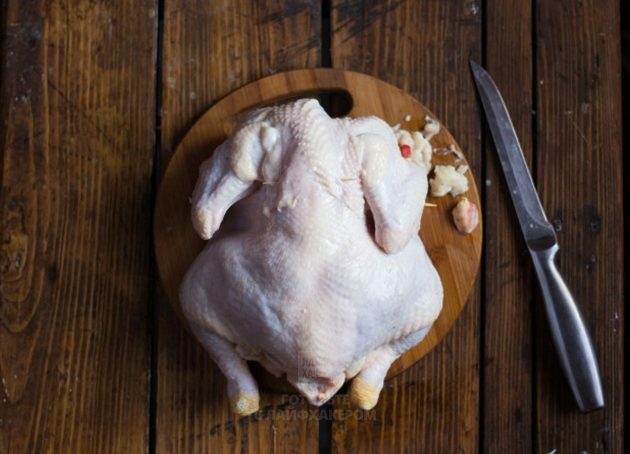 Pečicí kuře s citronem: Ořízněte přebytečnou pokožku krku