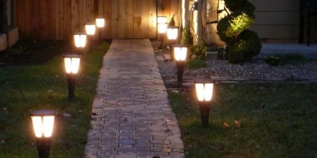 Zahradní chodník s lampami