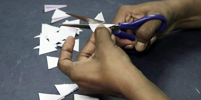 Blahopřání k narozeninám s vlastníma rukama: Cut trojúhelníky z bílého papíru