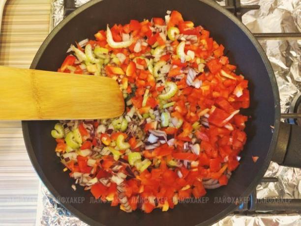 Recept Sloppy Joe Burger: Pošlete nakrájený celer, cibuli a papriku na vaření