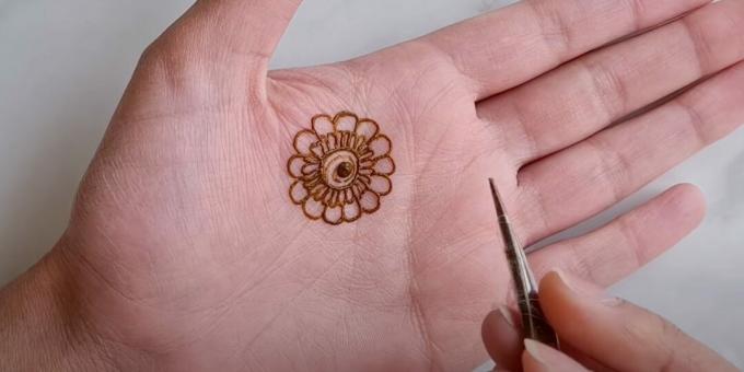 Henna kresby na ruce: nakreslete květinu