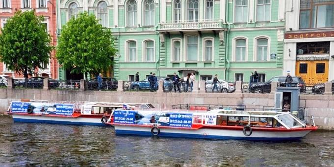 Výlety lodí po řekách a kanálech Petrohradu