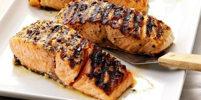 Recepty na grilu: losos s citronem, česnekem marinádě