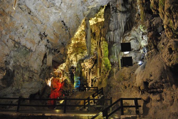 Vápencová jeskyně v Gibraltaru St. Michaelova Cave