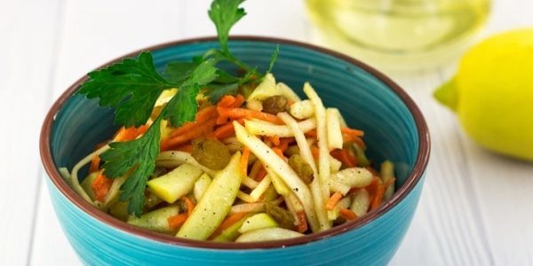 Pokrmy z tuřínu: salát s tuřín, mrkev a jablka