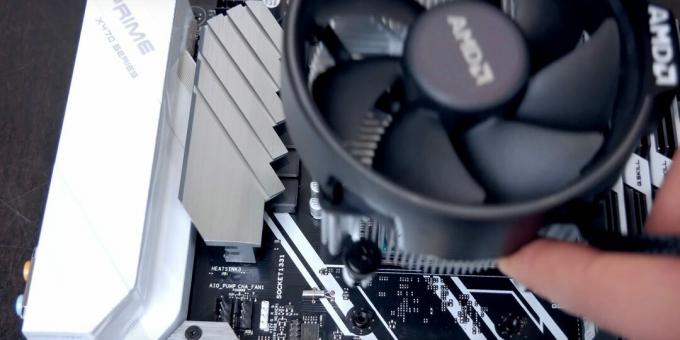 Jak sestavit počítač vlastními rukama: připevněte chladič procesoru