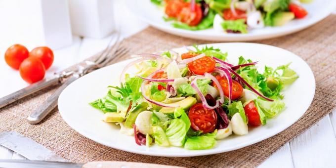 Mozzarella, avokádo a třešňový salát: jednoduchý recept