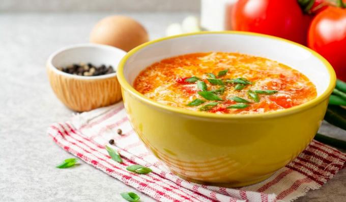 Lehká kuřecí polévka s vejci a rajčaty