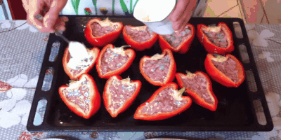 Jak péct Plněné papriky v troubě: Namažte horní papriky s majonézou nebo kysanou smetanou