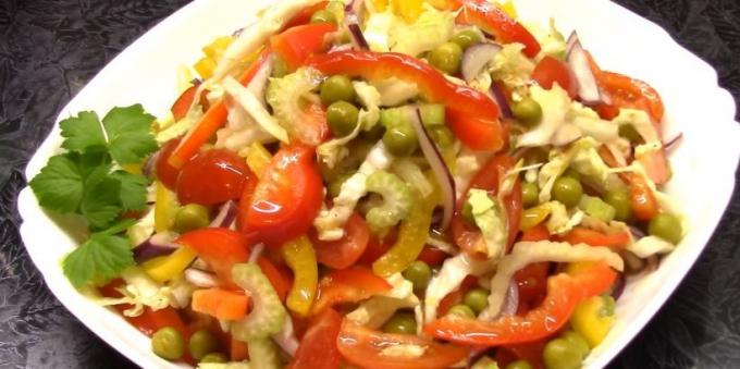 Salát s hráškem, paprika, celer a rajčata