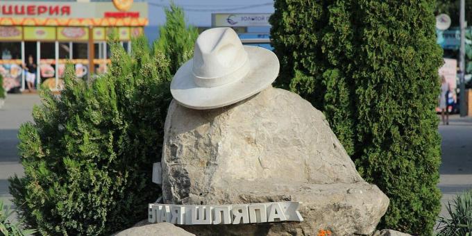 Atrakce Anapa: pomník Bílého klobouku