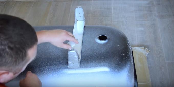 Instalace lázeň: jak namontovat ocelové lázně nohy