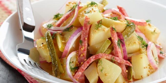 Salát s nakládaná zelenina, brambory a klobásou