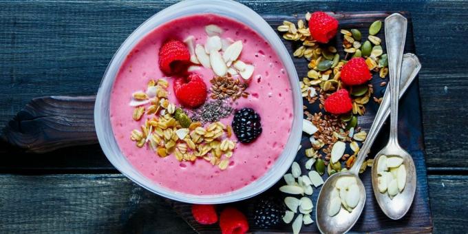 Smoothie bowl s banány, malinami a řeckým jogurtem