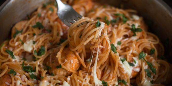 Špagety s masovými kuličkami a rajčatovou omáčkou