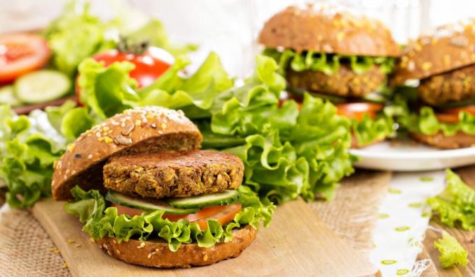 Vegetariánský hamburger s bramborovým a ořechovým kotletem