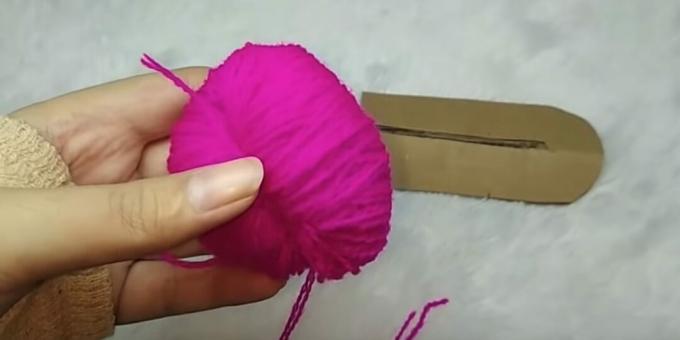 Jak vyrobit pompon: odstraňte vlákna