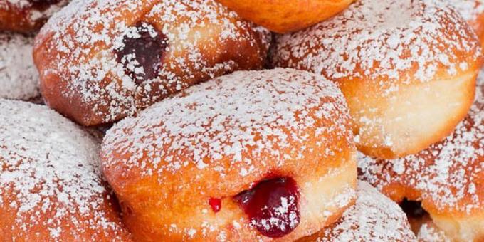 Recepty koblihy: Donuts se zakysanou smetanou s višňovým džemem