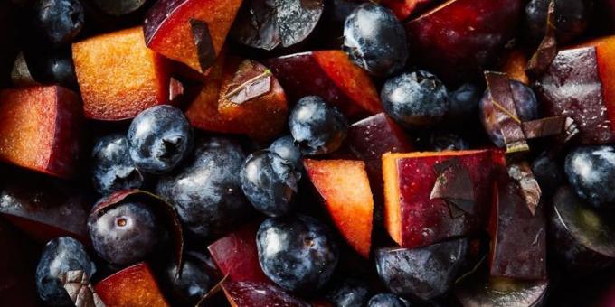 Fialová ovocný salát z hroznů, švestky a borůvky