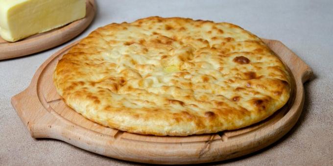 Osetský kefírový koláč s tvarohem a sýrem