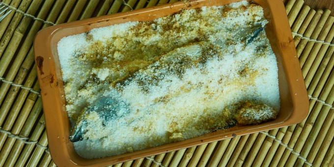 Makrela v troubě pod solí: jednoduchý recept